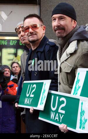 Adam Clayton, Bono et The Edge assistent à une cérémonie où une partie de West 53rd Street a été temporairement renommée « U2 Way », le jour où le dernier CD de U2 « No Line on the Horizon » est sorti. Le groupe se produit cinq fois de suite cette semaine dans le cadre du spectacle tardif de CBS avec David Letterman. C'est la première fois qu'un invité musical a joué une semaine entière sur le spectacle, qui est enregistré au Ed Sullivan Theatre près de l'intersection de West 53rd Street et Broadway - près de l'endroit étant rebaptisé à New York City le 3 mars 2009. Crédit photo : Henry McGee/MediaPunch Banque D'Images