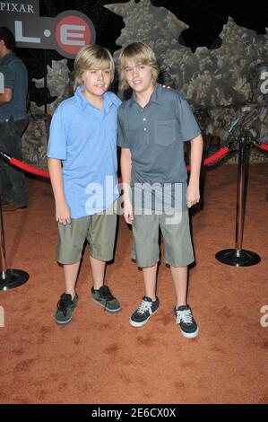 Dylan Sprouse et Cole Sprouse à la première mondiale de Wall-E tenu au Théâtre grec de Griffith Park.CA..06,21,08 Banque D'Images