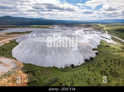 vue aérienne de dessus de la carrière de soda et de calcaire et de grande des remblais blancs sur fond de nature estivale verte Banque D'Images