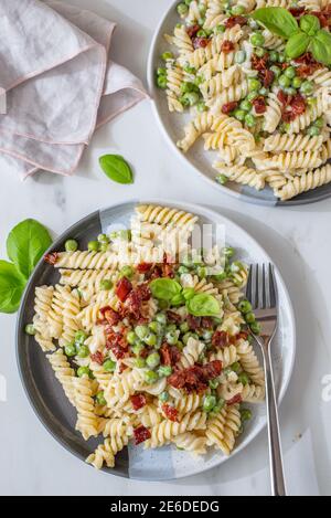 pâtes maison saines à la ricotta avec du bacon et des petits pois Banque D'Images