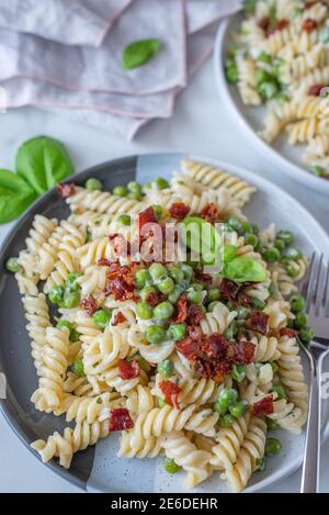 pâtes maison saines à la ricotta avec du bacon et des petits pois Banque D'Images