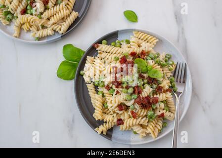 pâtes maison saines à la ricotta avec du bacon et des petits pois Banque D'Images