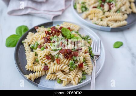 pâtes maison saines à la ricotta avec du bacon et des petits pois Banque D'Images