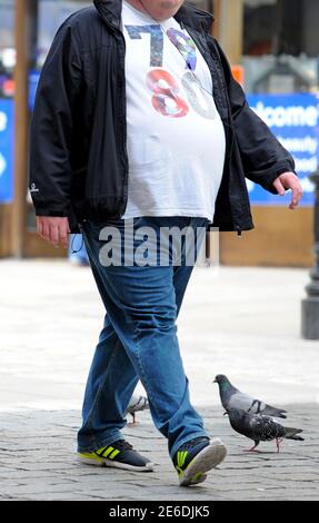 Photo du dossier datée du 23/6/2015 d'un homme en surpoids à Londres. Le surpoids peut aggraver les effets de la maladie d'Alzheimer, selon de nouvelles recherches. Une équipe de l'Université de Sheffield a mis en garde contre ce risque en attendant que la vie perde du poids soit plus tard. Date de publication : vendredi 29 janvier 2021. Banque D'Images