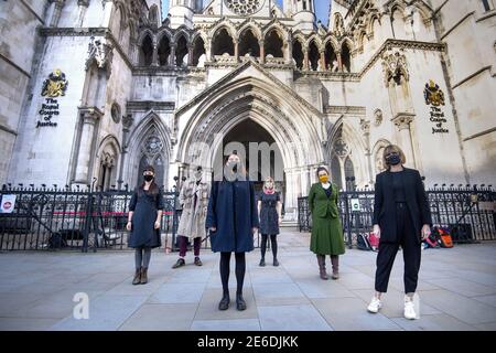 Photo du dossier datée du 24/11/20, de six membres du soi-disant Stansted 15 (de gauche à droite) May MacKeith, Ben Smoke, Helen Brewer, Emma Hughes, Mel Evans et Ruth Potts devant les cours royales de justice de Londres. Les manifestants emmenés au tribunal après avoir empêché un vol d'expulsion de l'aéroport de Stansted doivent connaître le résultat de leur contestation par la Cour d'appel de leurs condamnations. Banque D'Images