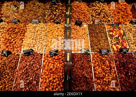 Assortiment de noix et de fruits secs frais dans le marché de la Boqueria, Barcelone Banque D'Images