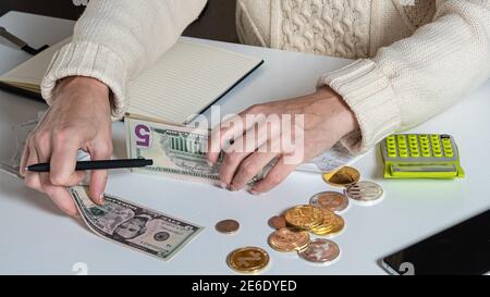 gros plan des mains de femme nous comptant de l'argent dollar, personnel de finance féminin comptant de l'argent, finance, épargne et concept bancaire Banque D'Images