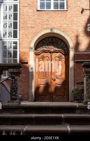 Gdansk, Pologne - 6 septembre 2020 : entrée à la vieille maison de la rue Mariacka à Gdansk Banque D'Images