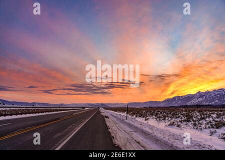 Coucher de soleil au-dessus de Tetons sur la route à Jackson Hole, Wyoming Banque D'Images