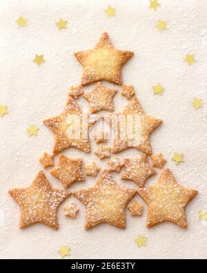 Arbre de Noël d'un biscuit étoilé arrosé de sucre en poudre sur fond blanc, vue du dessus Banque D'Images