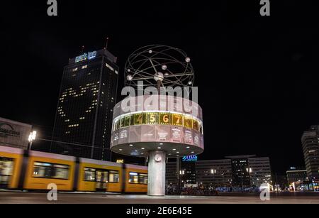 Berlin, Allemagne. 29 janvier 2021. Un train passe l'horloge mondiale sur Alexanderplatz le matin. Credit: Paul Zinken/dpa-Zentralbild/dpa/Alay Live News Banque D'Images