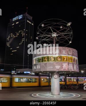 Berlin, Allemagne. 29 janvier 2021. Un train passe l'horloge mondiale sur Alexanderplatz le matin. Credit: Paul Zinken/dpa-Zentralbild/dpa/Alay Live News Banque D'Images