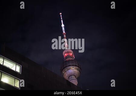 Berlin, Allemagne. 29 janvier 2021. Le sommet de la tour de télévision s'élève dans le ciel. Credit: Paul Zinken/dpa-Zentralbild/dpa/Alay Live News Banque D'Images