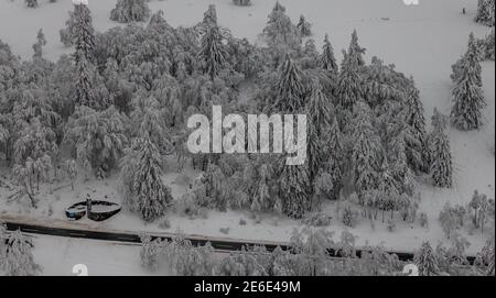 Vue aérienne du paysage hivernal neigeux de Winterberg sous Kahler Asten avec des arbres neigeux et des sapins dans l'aierland en Rhénanie-du-Nord-Westphalie, Allemagne, pays aigre Banque D'Images