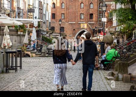 Gdansk, Pologne - 9 septembre 2020 : groupe de personnes sur la rue Mariacka, la principale rue commerçante de l'ambre et des bijoux dans la vieille ville hanséatique de GDA Banque D'Images