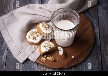 Pain d'épice de Noël avec noix et graines et lait sur une table en bois. Un délicieux cadeau fait maison pour les enfants et le Père Noël Banque D'Images