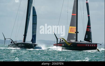 Auckland, Nouvelle-Zélande, le 29 janvier 2021 - l'équipe italienne Luna Rossa Prada Pirelli, broquée par Max Sirena et codirigée par Jimmy Spithill et Francesco Bruni, mène au départ et gagne finalement la course contre l'équipe New York Yacht Club American Magic sur Patriot, Brossés par Terry Hutchinson et helmés par Dean Barker lors de la première course de demi-finale de la coupe Prada. Le vainqueur des demi-finales va défier l'équipe INEOS UK, dans la finale de la coupe Prada. Crédit : Rob Taggart/Alay Live News Banque D'Images