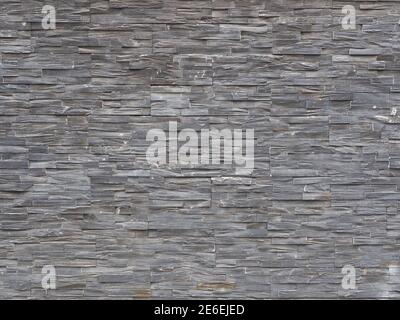 Mur avec revêtement décoratif en relief gris en forme de rectangle étroit mosaïques Banque D'Images