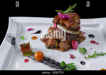 Foie gras sur une assiette blanche aux herbes Banque D'Images