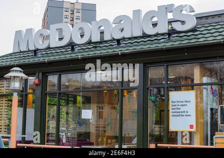 Flint; Royaume-Uni: 28 janvier 2021: Un avis dans la fenêtre d'un restaurant McDonalds informe les clients que bien que le restaurant soit fermé, le réseau local du drive Banque D'Images