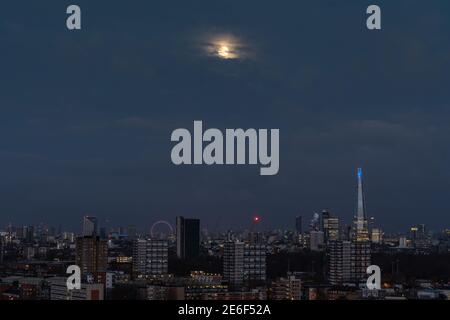 Londres, Royaume-Uni. 29 janvier 2021. Météo au Royaume-Uni : Wolf Moon, la première pleine lune de l'année, commence tôt le matin du vendredi en se déplaçant au-dessus de la ville avec le bâtiment de gratte-ciel de Shard en vue. Credit: Guy Corbishley/Alamy Live News Banque D'Images