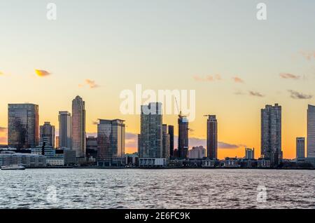 Vue panoramique de Jersey City Skyline au coucher du soleil. Construction de silhuettes et de belles couleurs le long de l'Horizon. New Jersey, États-Unis. Banque D'Images