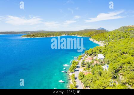 Vue aérienne sur l'île de Losinj, les pins et la magnifique côte Adriatique. Baie de Kvarner, Croatie, Europe. Banque D'Images