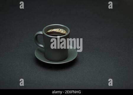 Une tasse de café sur fond noir. Isolé. Gros plan. Banque D'Images