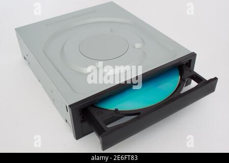 Lecteur de CD - DVD ouvert avec cache noir et disque bleu à l'intérieur. Isolé sur un fond blanc. Banque D'Images