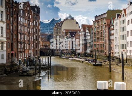 Bureaux et entrepôts bordant la rivière Elbe avec le Elbphilharmonie ou le Hall philharmonique d'Elbe à Hambourg, en Allemagne Banque D'Images