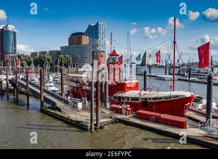 Bateau phare amarré devant la salle de concert Elbphilharmonie sur l'Elbe dans le quartier HafenCity de Hambourg, en Allemagne Banque D'Images