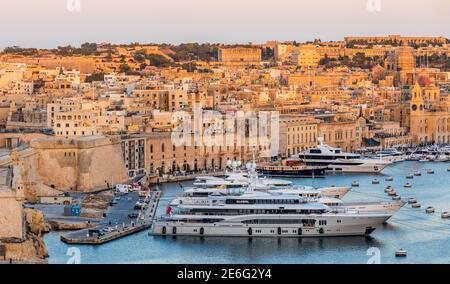 Vue sur Grand Harbour avec yachts depuis les jardins de la Valette Upper Barrakka. Banque D'Images