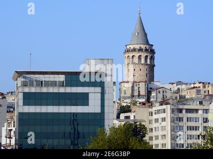 Tour de Galata et bâtiments environnants, en face de la corne dorée depuis Eminonu à Istanbul, Turquie. Banque D'Images