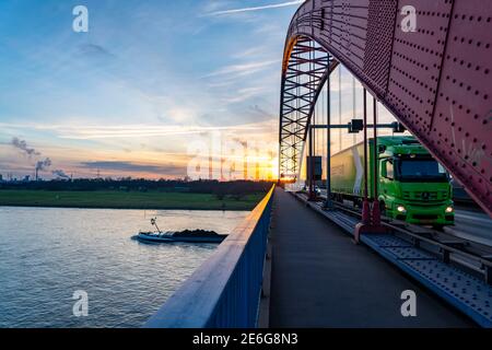 Pont de solidarité, pont routier entre les quartiers de Rheinhausen et Hochfeld, au-dessus du Rhin, à Duisburg, NRW, Allemagne Banque D'Images