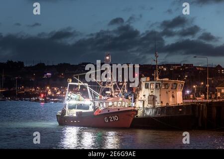 Crosshaven, Cork, Irlande. 29 janvier 2021.bateau de pêche Muire Éinne se prépare à partir avant l'aube pour les zones de pêche à l'extérieur du port de Crosshaven, Co. Cork, Irlande. - crédit; David Creedon / Alamy Live News Banque D'Images