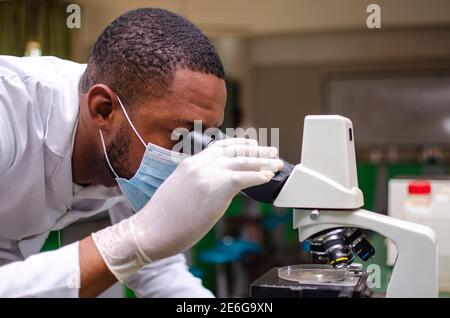 Jeune médecin africain effectuant une expérience dans le laboratoire Banque D'Images