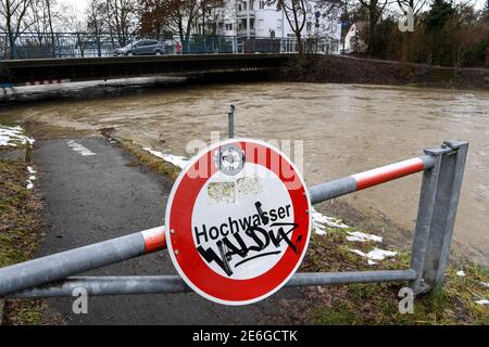 Friedrichshafen, Allemagne. 29 janvier 2021. Un panneau avec l'inscription Flood se trouve sur la rive de la Rotach. Le Rotach déborde de ses berges peu de temps avant qu'il ne s'écoule dans le lac de Constance. Credit: Felix Kästle/dpa/Alay Live News Banque D'Images