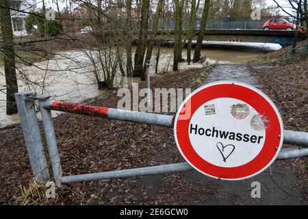 Friedrichshafen, Allemagne. 29 janvier 2021. Un panneau avec l'inscription Flood se trouve sur la rive de la Rotach. Le Rotach déborde de ses berges peu de temps avant qu'il ne s'écoule dans le lac de Constance. Credit: Felix Kästle/dpa/Alay Live News Banque D'Images