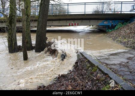 Friedrichshafen, Allemagne. 29 janvier 2021. La rivière Rotach déborde de ses berges peu de temps avant qu'elle ne s'écoule dans le lac de Constance. Credit: Felix Kästle/dpa/Alay Live News Banque D'Images