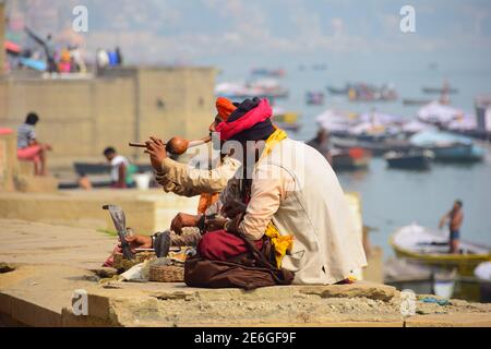 Serpent Charmer, Ghats, Varanasi, Inde Banque D'Images