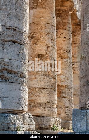 Colonnes du temple dorique de Segesta dans la lumière chaude du soir, Sicile, Italie Banque D'Images