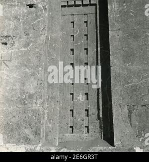 Détail du vestibule du temple d'Awwam, Saba, Yémen dans les années 1950 Banque D'Images