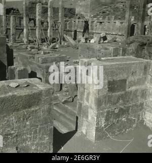 Vestibule du temple d'Awwam, Saba, Yémen des années 1950 Banque D'Images