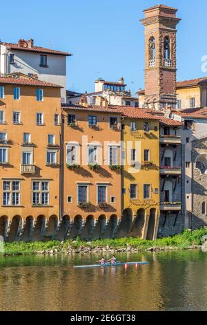 Immeuble d'appartements à Florence avec un bateau à rames sur le Rivière Arno Banque D'Images