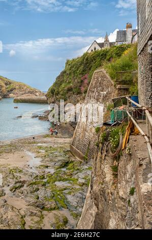 PORT ISAAC, CORNWALL, Royaume-Uni - 13 JUIN 2009 : vue sur les pots de crabe et de homard sur le côté du port Banque D'Images