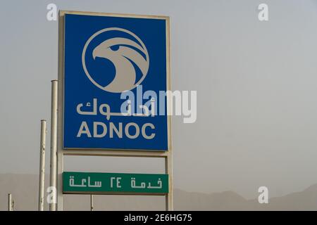 Station-service ADNOC panneau bleu une station-service au Moyen-Orient.Copier à droite. Banque D'Images