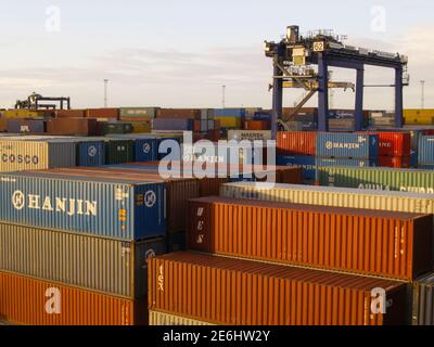 Conteneurs à Felixstowe Docks attendant d'être chargés par une grue. Banque D'Images