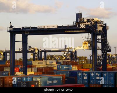 Conteneurs à Felixstowe Docks attendant d'être chargés par une grue. Banque D'Images