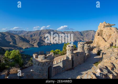 Vue de l'intérieur de la forteresse avec ses tours situées dans la ville espagnole de Carthagène qui protège l'entrée par la mer. Banque D'Images