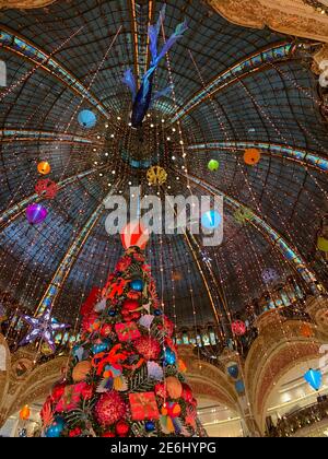 Paris, France, arbre de Noël en exposition dans l'Atrium du grand magasin français, Galeries Lafayette Banque D'Images